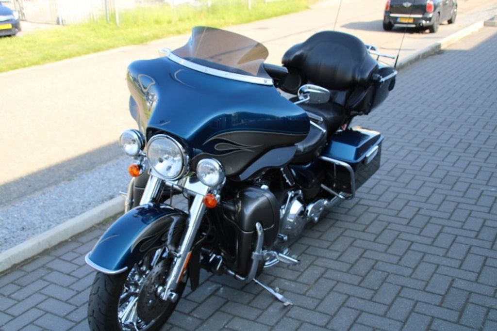 FLHTCUSE CVO  FLHTCUSE CVO