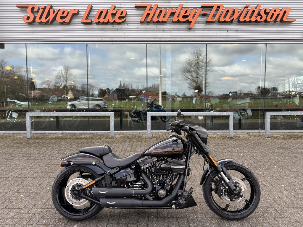  Softail CVO Pro Street met EC-goedgekeurde Penzl uitlaat