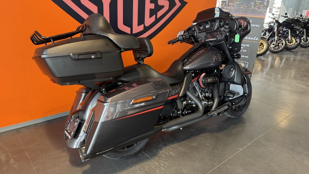 Tour Street Glide CVO  Tour Street Glide CVO