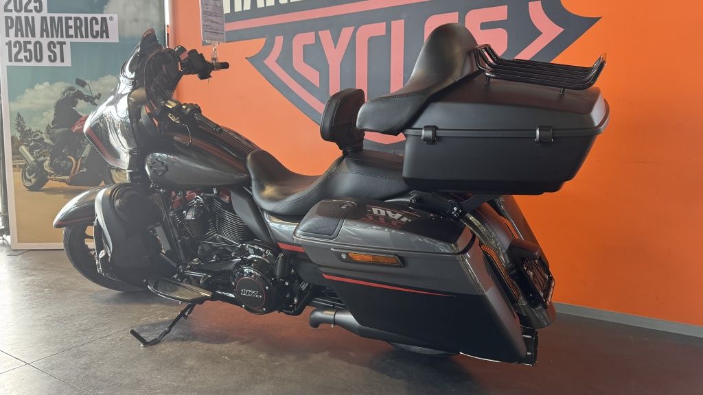 Tour Street Glide CVO  Tour Street Glide CVO
