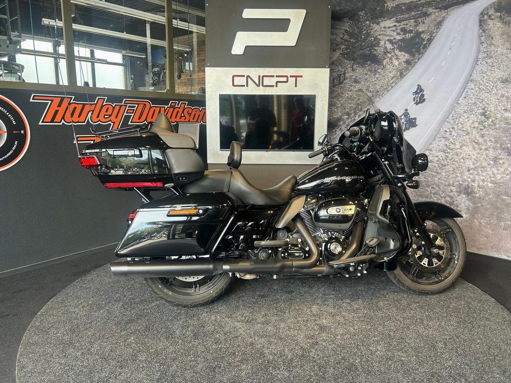 FLHTK ULTRA LIMITED Vivid Black Blacked Out  FLHTK ULTRA LIMITED Vivid Black Blacked Out