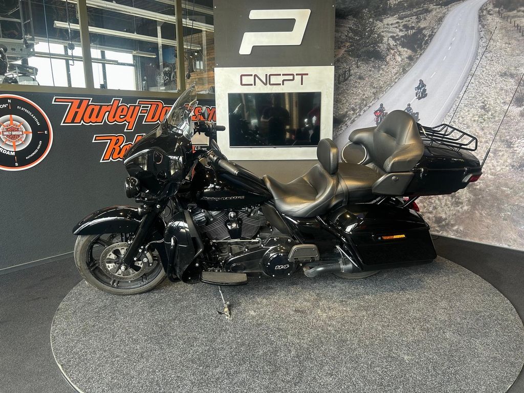 FLHTK ULTRA LIMITED Vivid Black Blacked Out  FLHTK ULTRA LIMITED Vivid Black Blacked Out