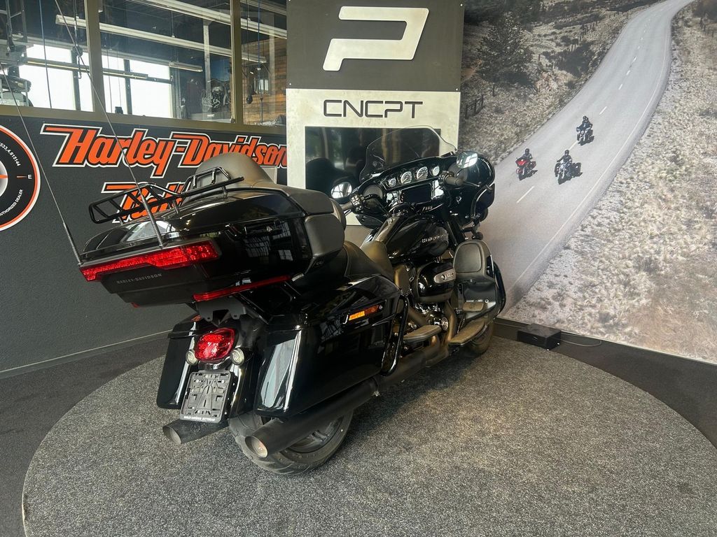 FLHTK ULTRA LIMITED Vivid Black Blacked Out  FLHTK ULTRA LIMITED Vivid Black Blacked Out