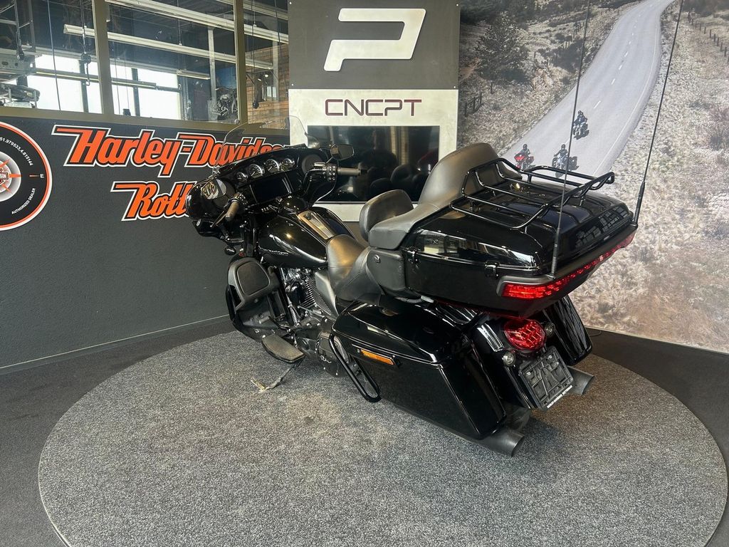 FLHTK ULTRA LIMITED Vivid Black Blacked Out  FLHTK ULTRA LIMITED Vivid Black Blacked Out