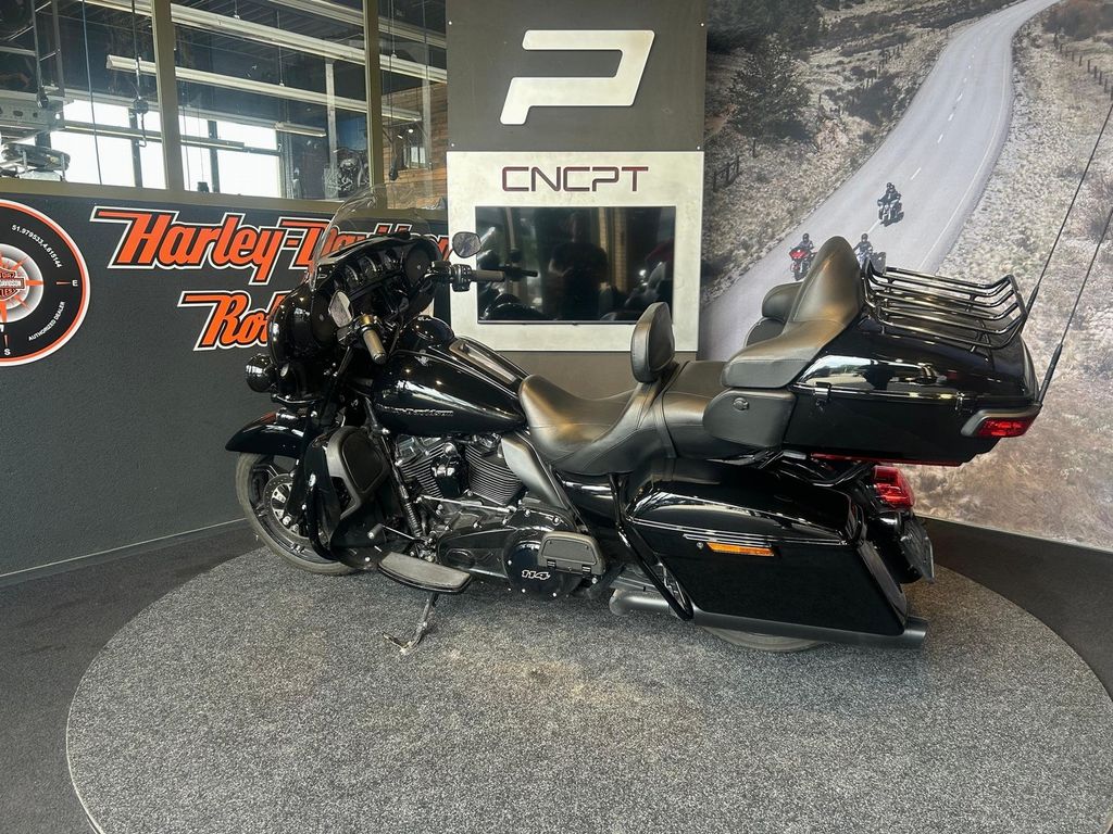 FLHTK ULTRA LIMITED Vivid Black Blacked Out  FLHTK ULTRA LIMITED Vivid Black Blacked Out