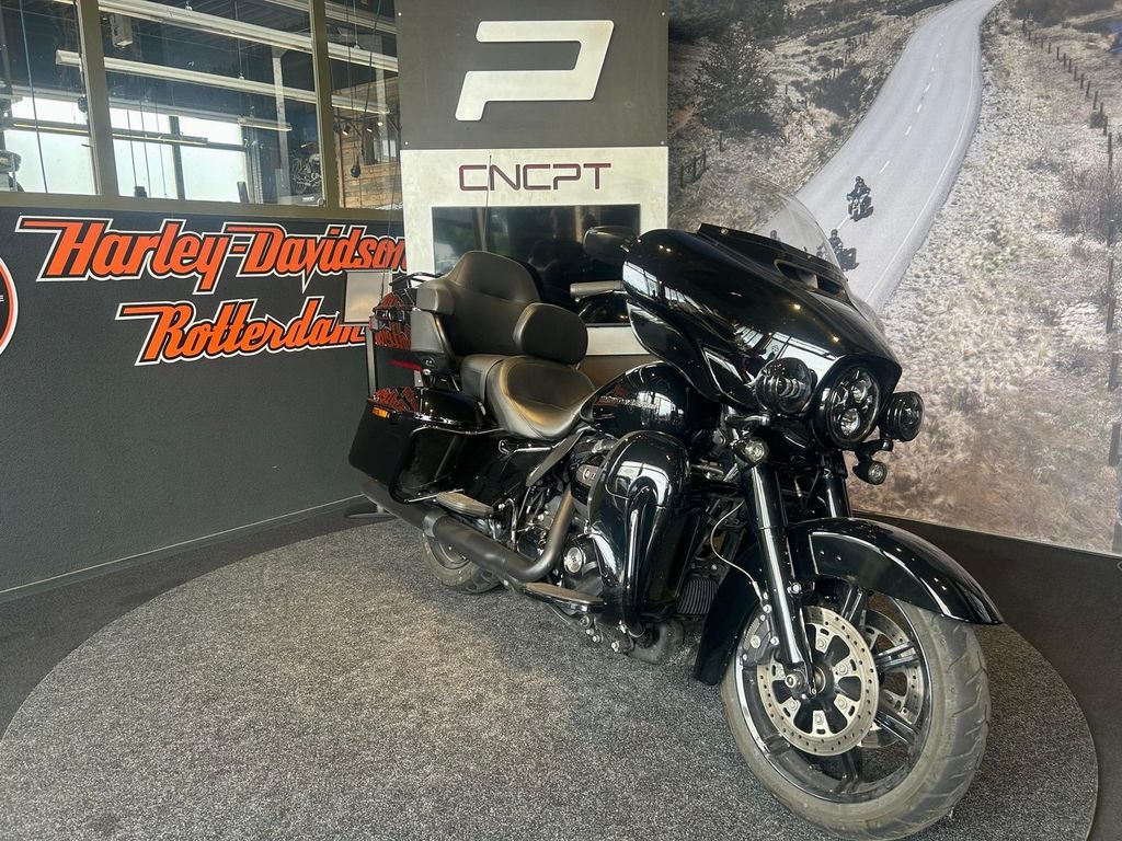 FLHTK ULTRA LIMITED Vivid Black Blacked Out  FLHTK ULTRA LIMITED Vivid Black Blacked Out