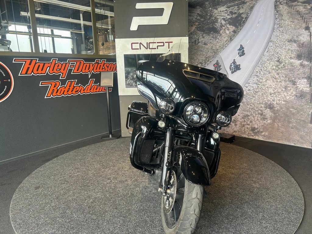 FLHTK ULTRA LIMITED Vivid Black Blacked Out  FLHTK ULTRA LIMITED Vivid Black Blacked Out