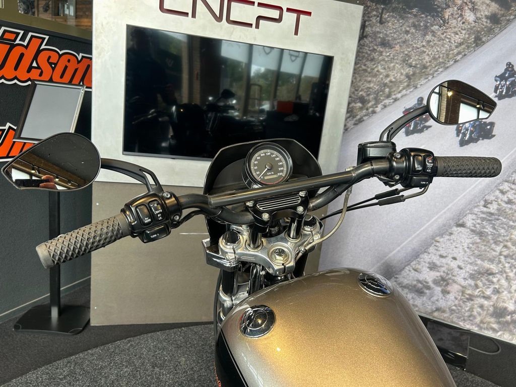 XLH 883 SPORTSTER HUGGER  XLH 883 SPORTSTER HUGGER