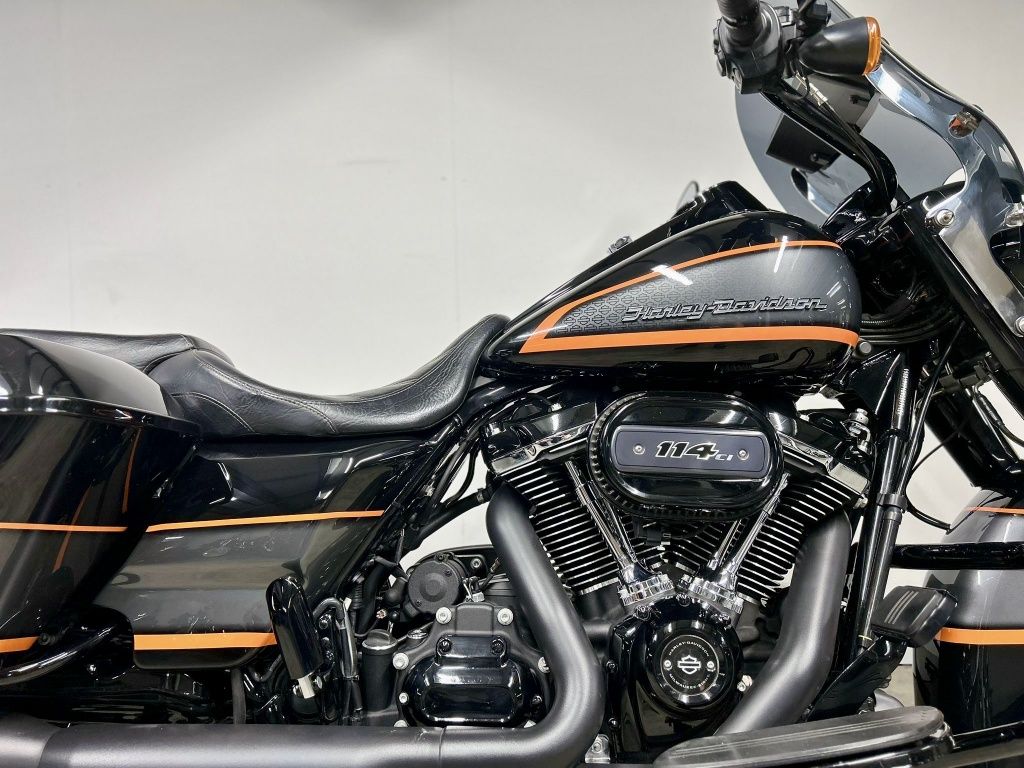 TOURING FLHRXS ROAD KING SPECIAL MET ELEKTRONISCH REGELBARE UITLAAT  TOURING FLHRXS ROAD KING SPECIAL MET ELEKTRONISCH REGELBARE UITLAAT