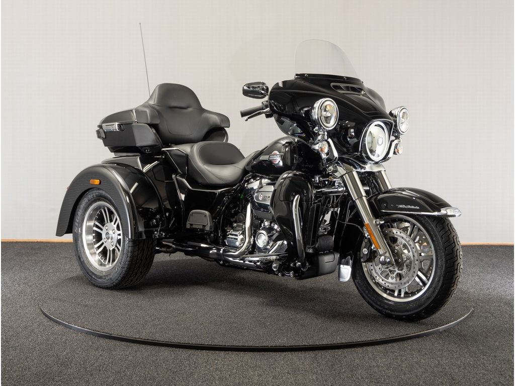  FLHTCUTG Tri Glide Ultra Class Vivid Black informatie