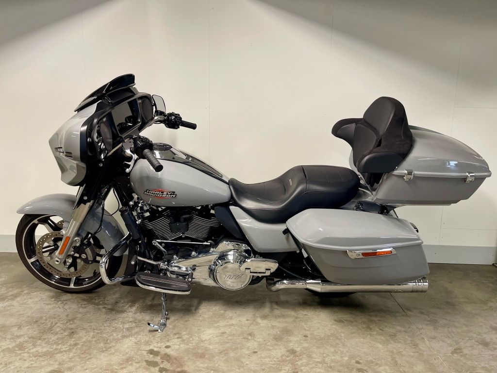 TOURING FLHX STREET GLIDE MET ELEKTRONISCH REGELBAAR UITLAATSYSTEEM  TOURING FLHX STREET GLIDE MET ELEKTRONISCH REGELBAAR UITLAATSYSTEEM