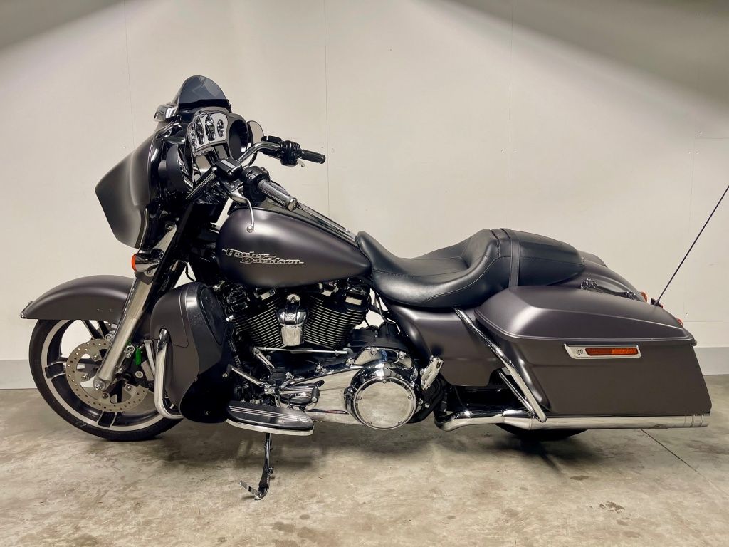 TOURING FLHXS STREET GLIDE SPECIAL MET ELEKTRONISCH REGELBARE UITLAAT  TOURING FLHXS STREET GLIDE SPECIAL MET ELEKTRONISCH REGELBARE UITLAAT