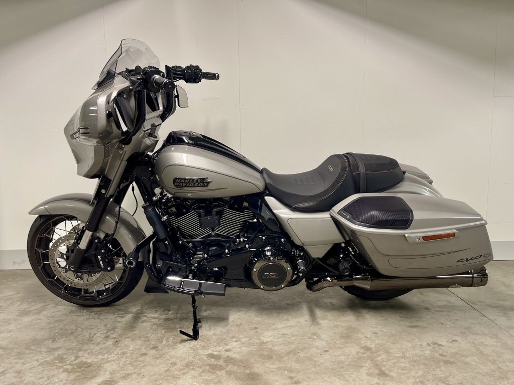 TOURING FLHXSE CVO STREET GLIDE MET ELEKTRONISCH REGELBARE UITLATEN  TOURING FLHXSE CVO STREET GLIDE MET ELEKTRONISCH REGELBARE UITLATEN