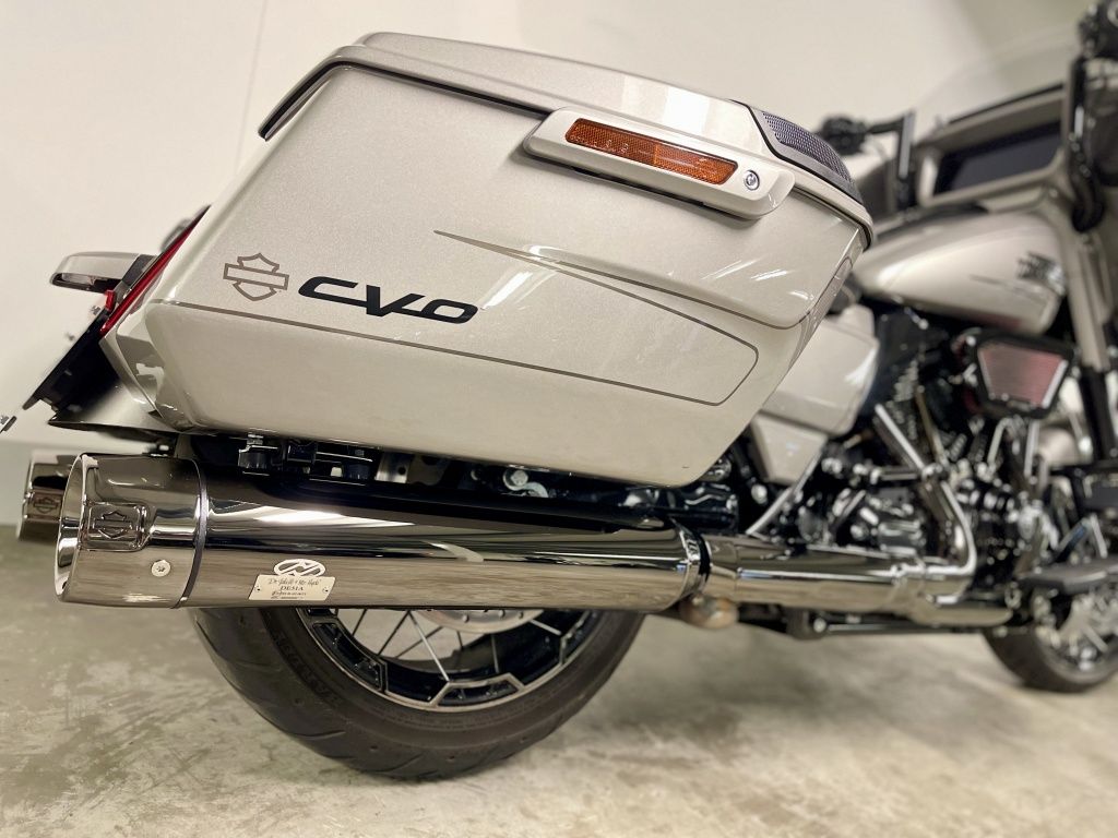 TOURING FLHXSE CVO STREET GLIDE MET ELEKTRONISCH REGELBARE UITLATEN  TOURING FLHXSE CVO STREET GLIDE MET ELEKTRONISCH REGELBARE UITLATEN