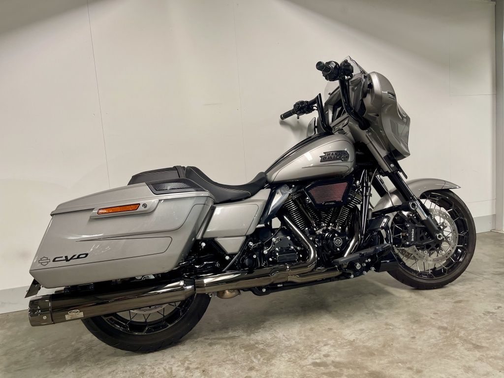TOURING FLHXSE CVO STREET GLIDE MET ELEKTRONISCH REGELBARE UITLATEN  TOURING FLHXSE CVO STREET GLIDE MET ELEKTRONISCH REGELBARE UITLATEN