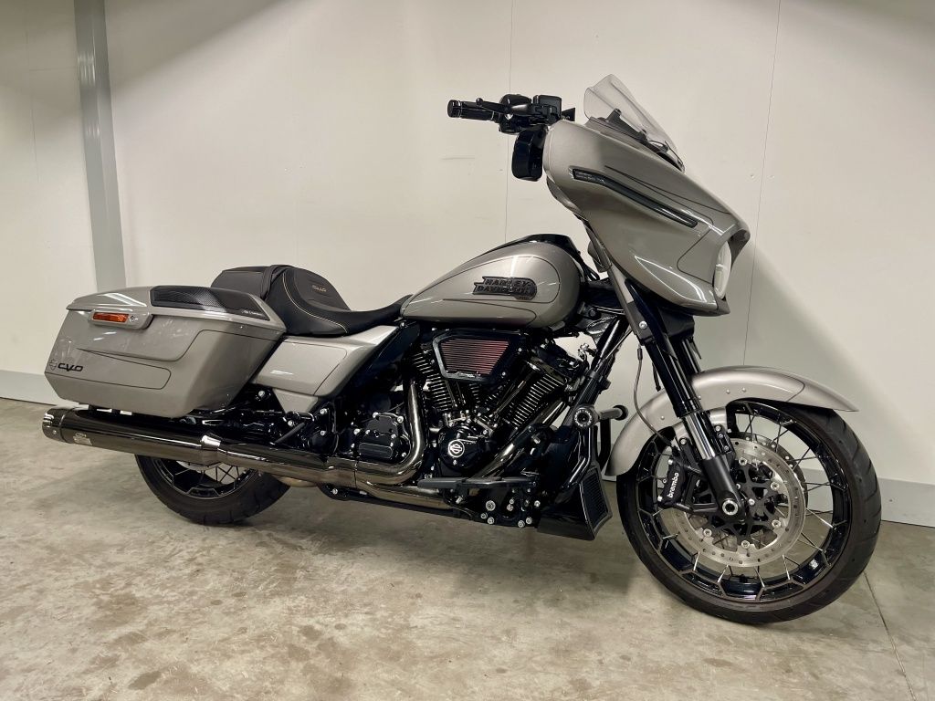 TOURING FLHXSE CVO STREET GLIDE MET ELEKTRONISCH REGELBARE UITLATEN  TOURING FLHXSE CVO STREET GLIDE MET ELEKTRONISCH REGELBARE UITLATEN