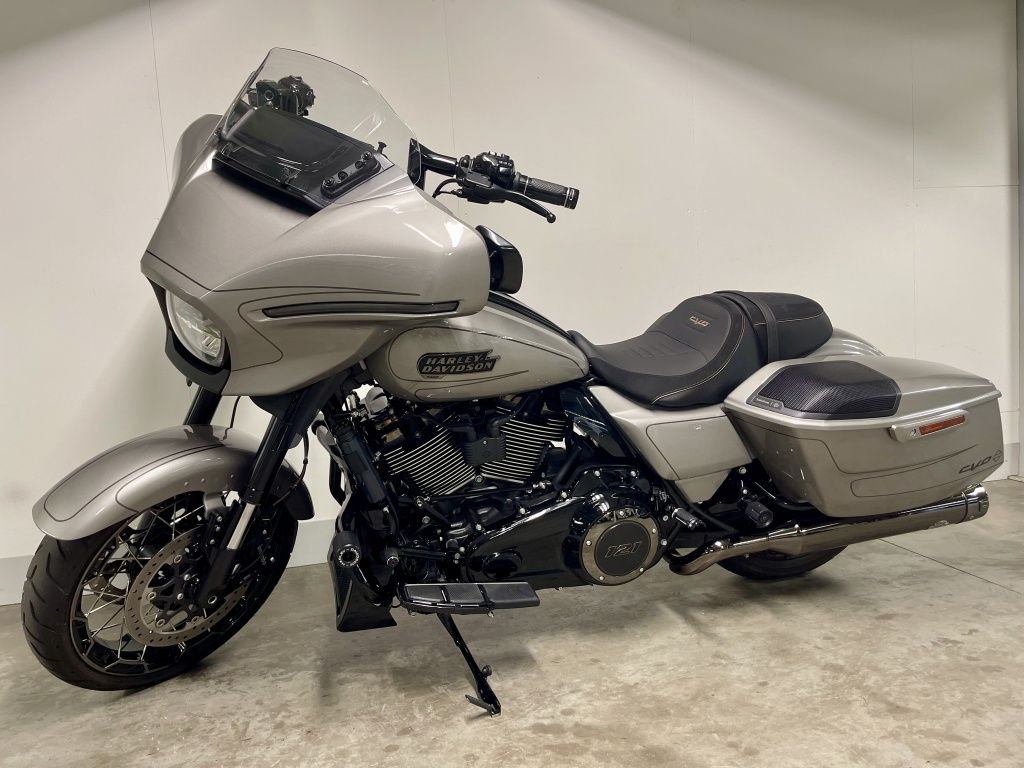 TOURING FLHXSE CVO STREET GLIDE MET ELEKTRONISCH REGELBARE UITLATEN  TOURING FLHXSE CVO STREET GLIDE MET ELEKTRONISCH REGELBARE UITLATEN