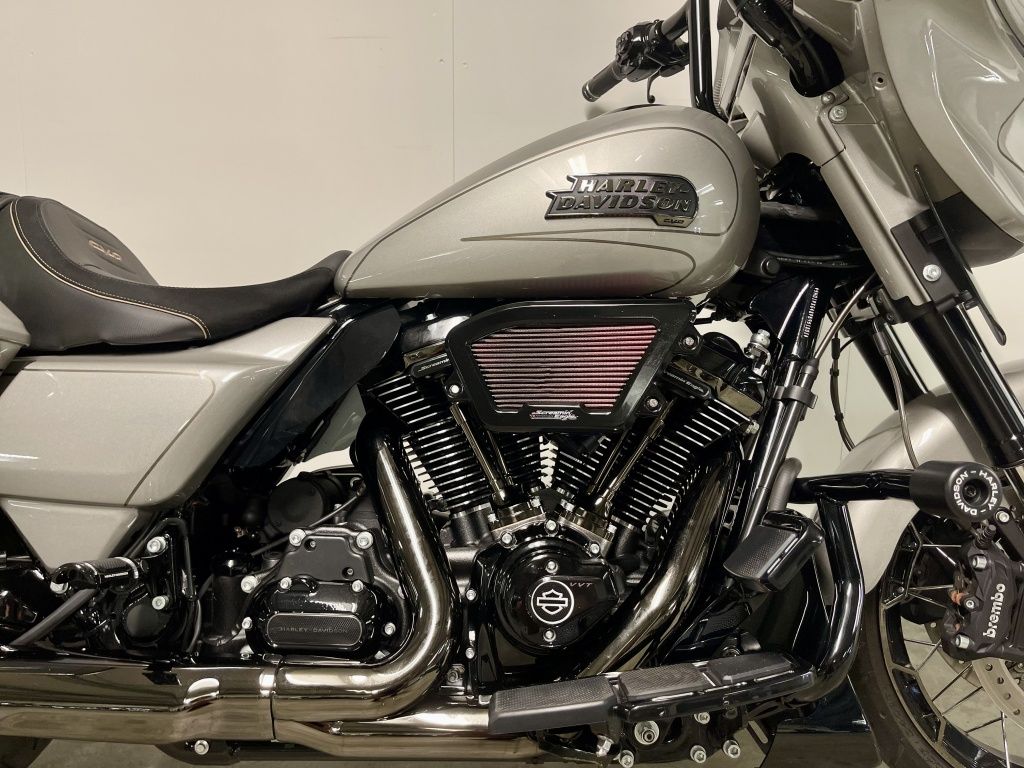 TOURING FLHXSE CVO STREET GLIDE MET ELEKTRONISCH REGELBARE UITLATEN  TOURING FLHXSE CVO STREET GLIDE MET ELEKTRONISCH REGELBARE UITLATEN