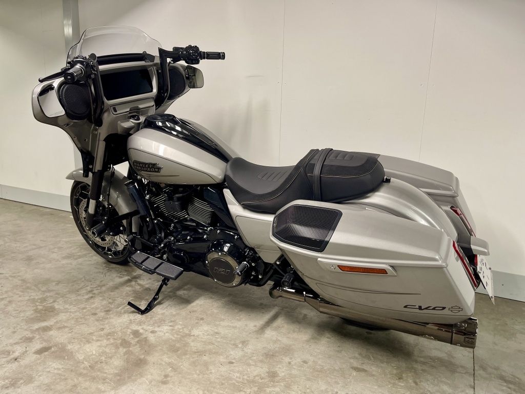 TOURING FLHXSE CVO STREET GLIDE MET ELEKTRONISCH REGELBARE UITLATEN  TOURING FLHXSE CVO STREET GLIDE MET ELEKTRONISCH REGELBARE UITLATEN