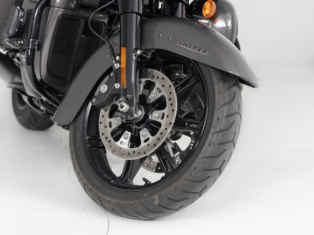 FLHTK Ultra Limited Vivid Black/Blacked out  FLHTK Ultra Limited Vivid Black/Blacked out