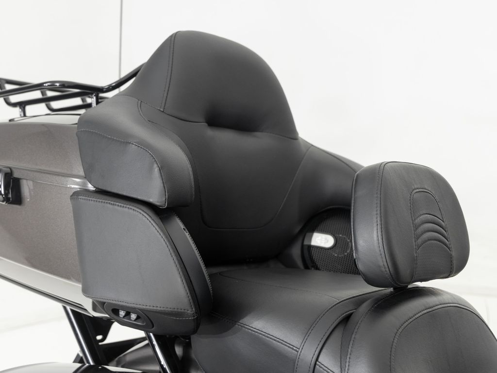 FLHTK Ultra Limited Vivid Black/Blacked out  FLHTK Ultra Limited Vivid Black/Blacked out