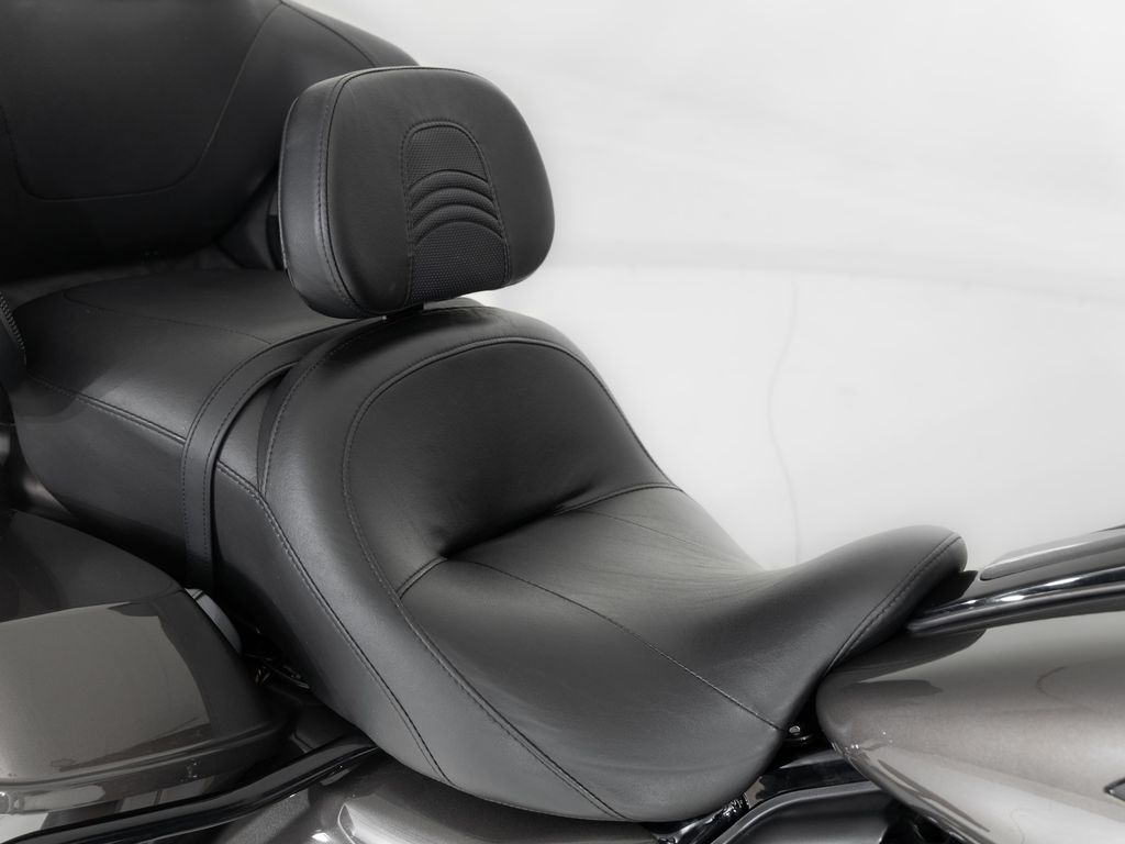 FLHTK Ultra Limited Vivid Black/Blacked out  FLHTK Ultra Limited Vivid Black/Blacked out